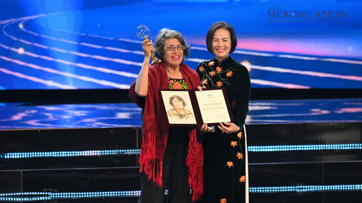 GS. Nguyễn Thục Quyên, Chủ tịch Hội đồng Sơ khảo VinFuture trao Giải Đặc biệt VinFuture 2025 dành cho nhà 555win Mobi đến từ các nước đang phát triển cho GS. Maria Esperanza Martínez-Romero (Mexico).