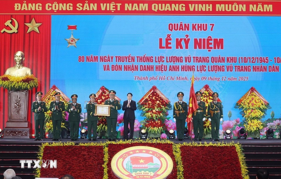 Chủ tịch nước dự Lễ kỷ niệm 80 năm Ngày truyền thống Quân khu 7