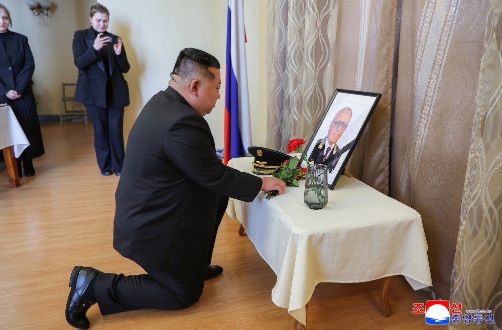 Ông Kim Jong-un đặt hoa viếng Đại sứ Nga tại Triều Tiên