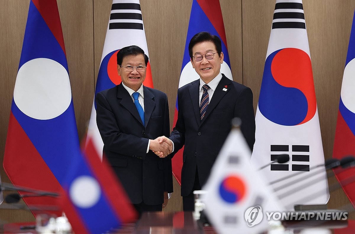 Ông Thongloun Sisoulith (trái) và ông Lee Jae Myung tại Phủ Tổng thống Hàn Quốc ngày 15/12. Ảnh: Yonhap