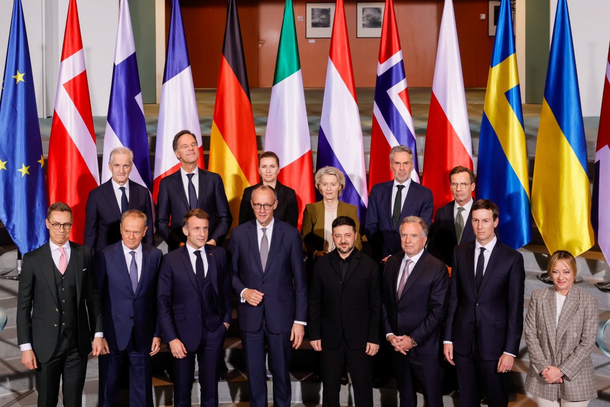Các nhà lãnh đạo châu Âu, Tổng thống Ukraine Volodymyr Zelensky và phái đoàn Mỹ tại cuộc họp ở Berlin, Đức, ngày 15/12. Ảnh: X/@EmmanuelMacron