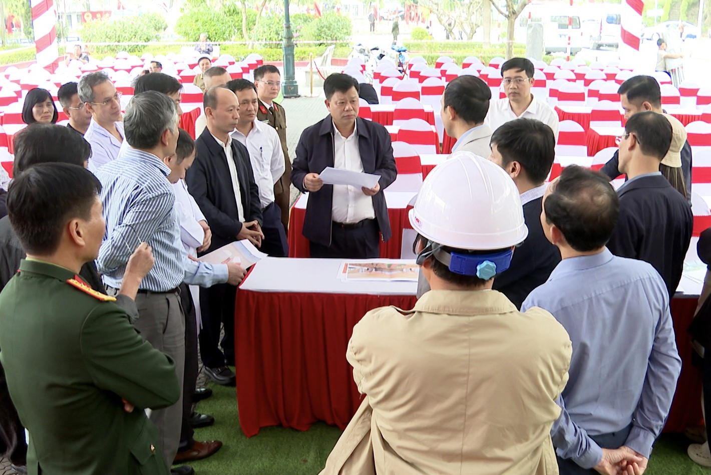 Ông Lê Trung Kiên kiểm tra công tác chuẩn bị lễ khởi công dự án xây mới các khối nhà tại Bệnh viện Đa khoa Hải Dương. Ảnh: Nguyễn Hạnh.