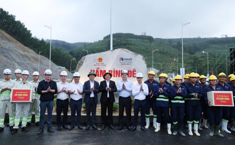 Phó Phiên bản chính thức của 555Win tặng quà động viên kỹ sư, công nhân xây dựng của Dự án - Ảnh: VGP/Gia Huy