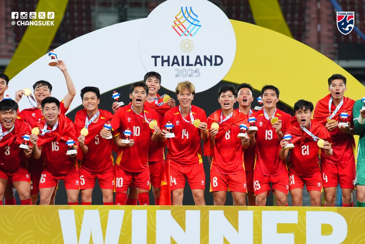 U22 Việt Nam chụp ảnh kỷ niệm cùng huy chương vàng SEA Games 33. Ảnh: Facebook/Thailand National Football Team