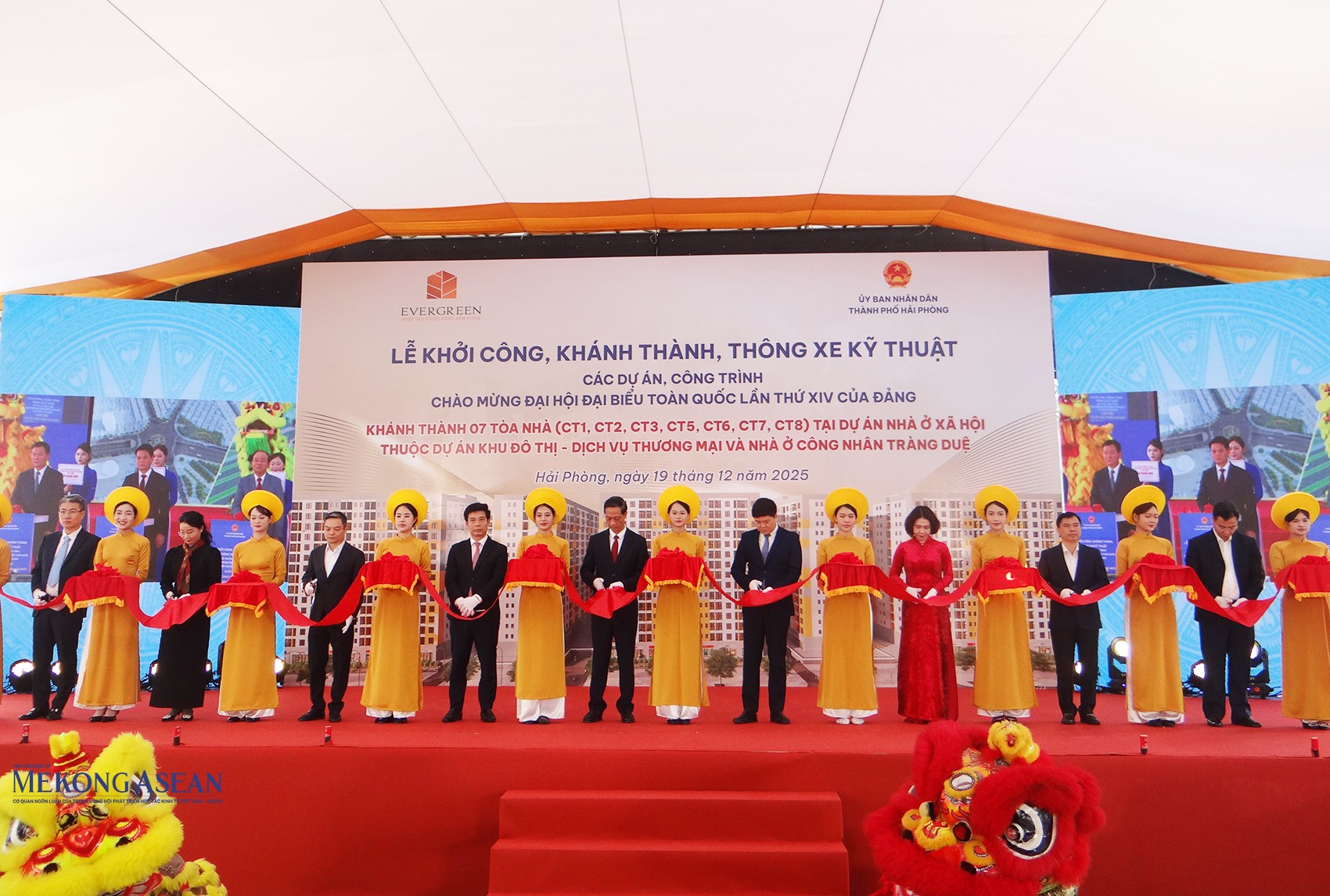 Ông Đỗ Mạnh Hiến, Phó Bí thư Thường trực Thành ủy Hải Phòng; ông Hoàng Minh Cường, Phó Chủ tịch UBND thành phố Hải Phòng và các đại biểu cắt băng khánh thành các tòa nhà tại Dự án nhà ở xã hội thuộc Dự án Khu đô thị - dịch vụ 555win phien bạn Chính Thức và nhà ở công nhân Tràng Duệ. Ảnh: Phùng Nguyện/555win Login.