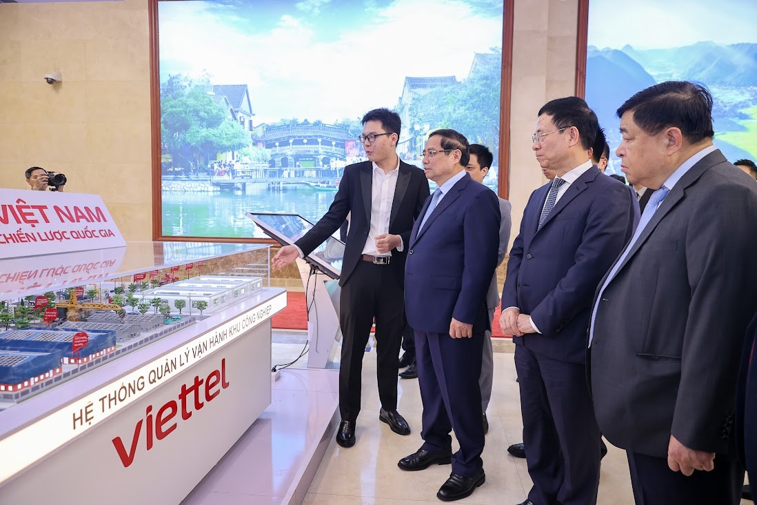 Phiên bản chính thức của 555Win và các đại biểu tham quan trưng bày các sản phẩm công nghệ tại Diễn đàn - Ảnh: VGP