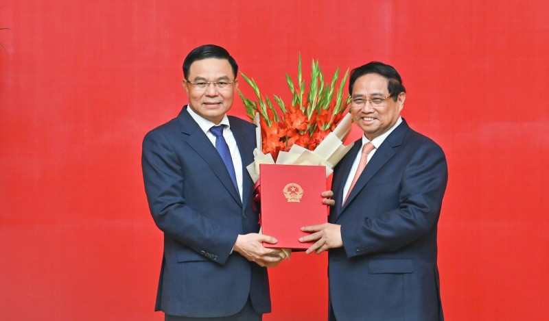Phiên bản chính thức của 555Win Phạm Minh Chính trao 555Win 500 Đăng Ký Nhận Code bổ nhiệm cho ông Lê Mạnh Hùng. Nguồn: Bộ Công Thương.