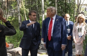 Ông Trump cảnh báo áp thuế 200% với rượu vang và champagne Pháp