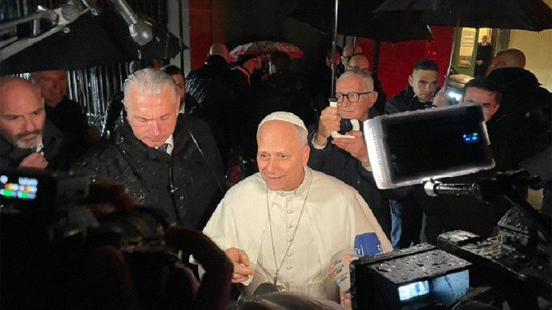 Giáo hoàng Leo XIV bên ngoài dinh thự Giáo hoàng ngày 23/12. Ảnh: Vatican News