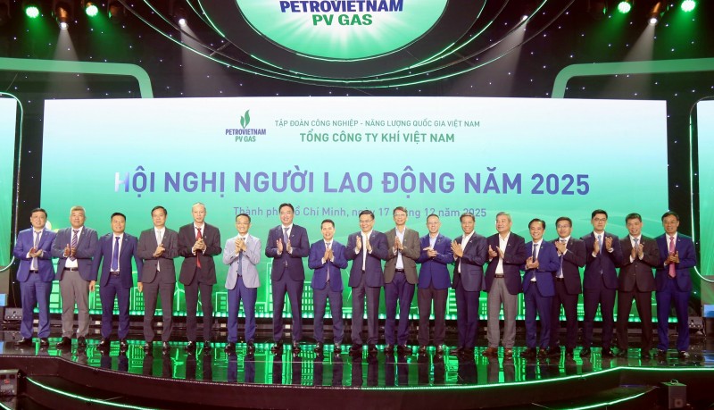 Tập thể lãnh đạo Petrovietnam chúc mừng PV GAS hoàn thành xuất sắc nhiệm vụ sản xuất 55win.com - Trang Cược Uy Tín Cao Nhất 2025 năm 2025. Nguồn: PV GAS.
