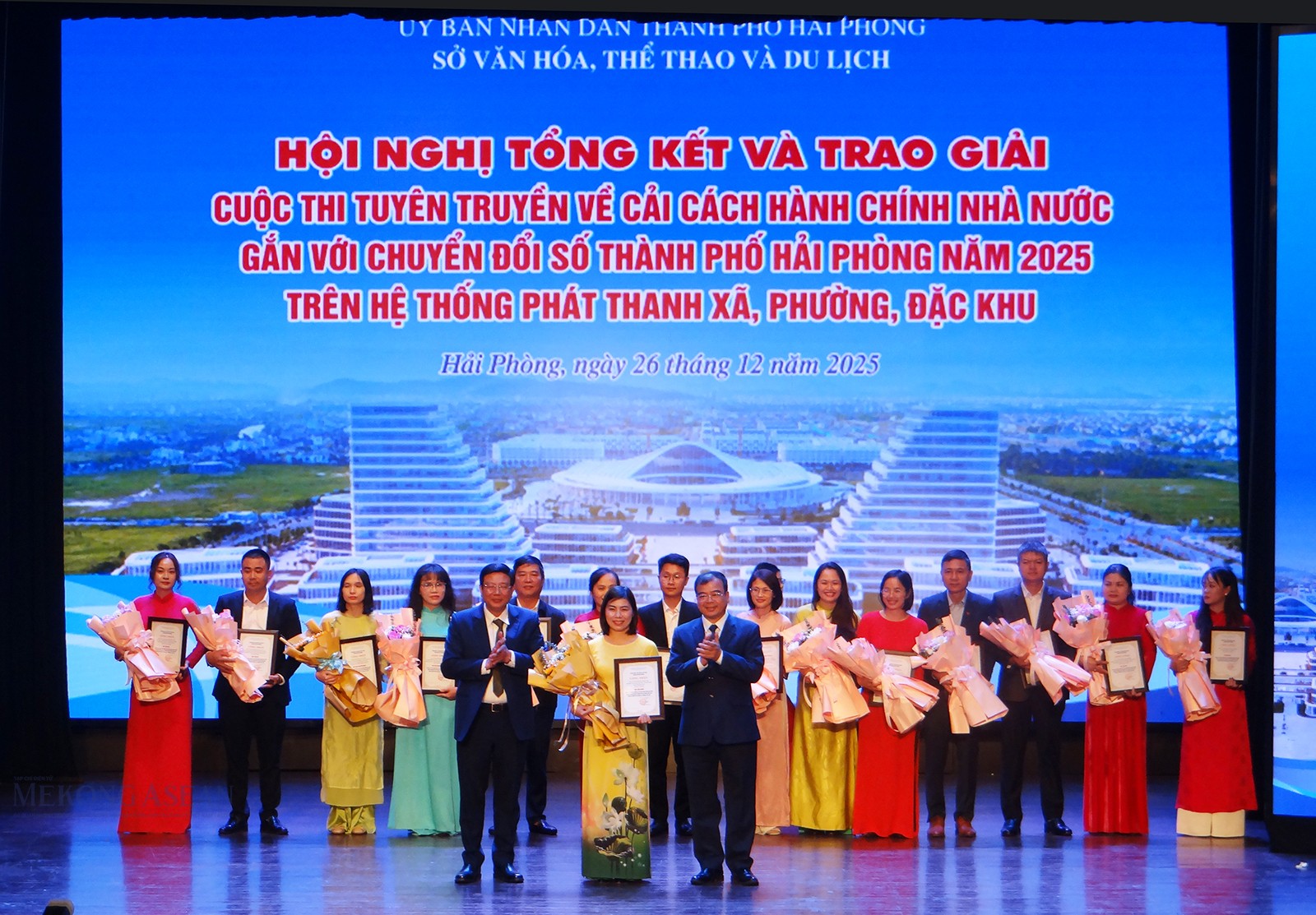 Ông Nguyễn Quang Phúc, Ủy viên Ban Thường vụ Thành ủy, Trưởng Ban Tuyên giáo và Dân vận Thành ủy Hải Phòng; ông Nguyễn Minh Hùng, Thành ủy viên, Phó Chủ tịch UBND thành phố Hải Phòng trao giải cho các tác giả đoạt giải cuộc thi tuyên truyền. Ảnh: Lâm Phùng/555win Login.