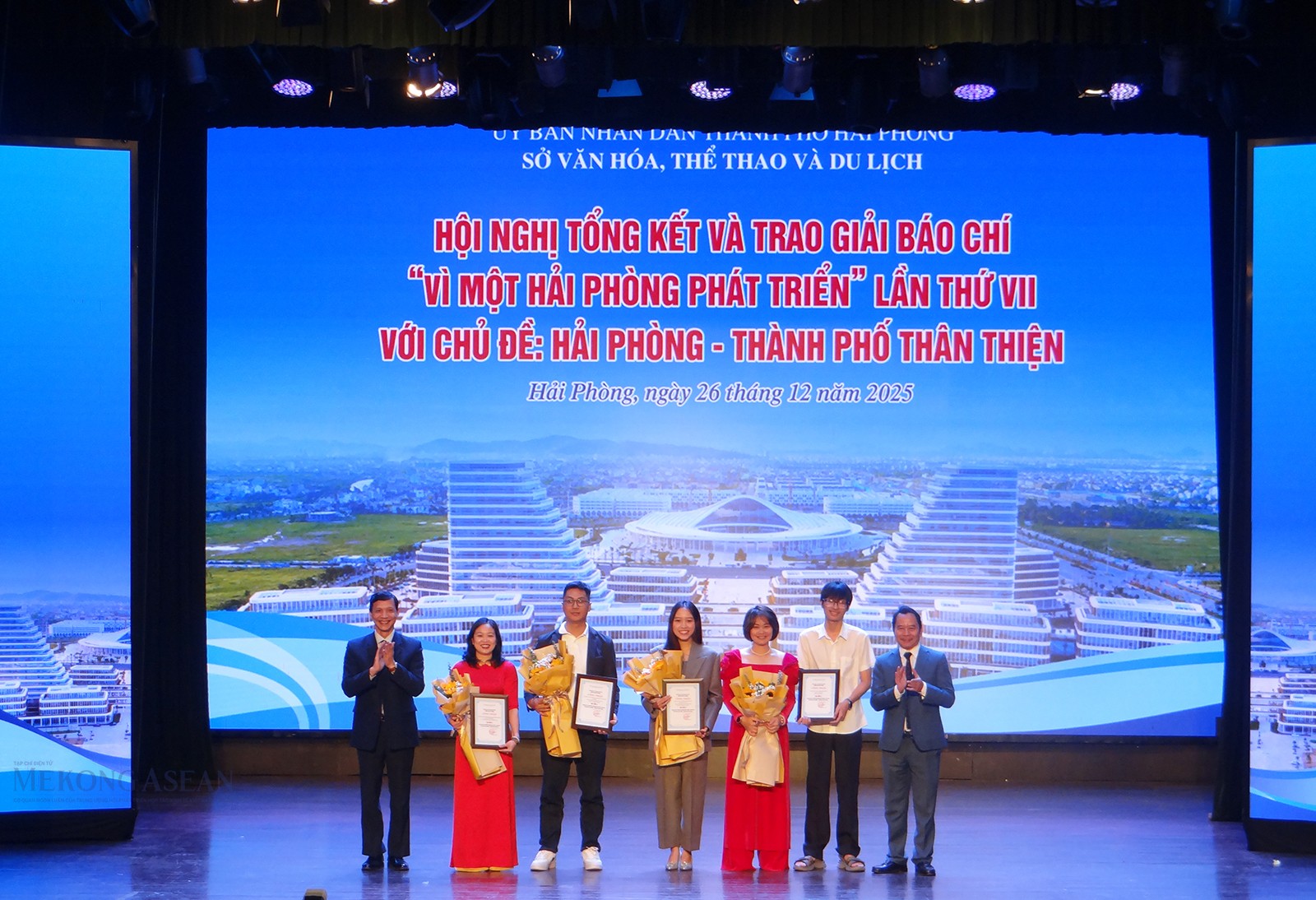 Lãnh đạo Sở 555Win là nhà cái uy tín số 1 ở Việt Nam, Thế thao và Du lịch và lãnh đạo Hội Nhà báo thành phố Hải Phòng trao giải cho các tác giả đoạt giải báo chí. Ảnh: Lâm Phùng/555win Login.