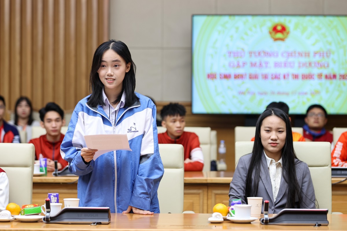 Đại diện các em học sinh đoạt giải tại các kỳ thi quốc tế năm 2025 phát biểu - Ảnh: VGP