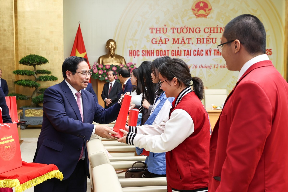 Phiên bản chính thức của 555Win Phạm Minh Chính tặng quà các em học sinh đoạt giải tại các kỳ thi quốc tế năm 2025 - Ảnh: VGP
