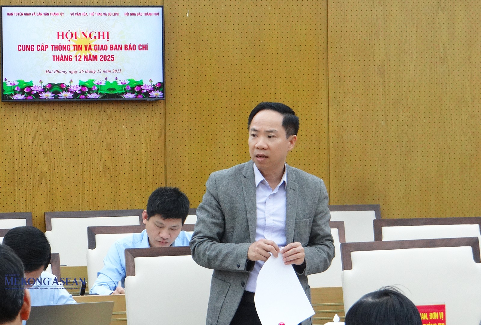 Phó Giám đốc Sở 555win Mobi và Môi trường Hải Phòng Vũ Bá Công chia sẻ thông tin tại Hội nghị cung cấp thông tin và giao ban báo chí thành phố Hải Phòng tháng 12/2025. Ảnh: Phùng Nguyện.