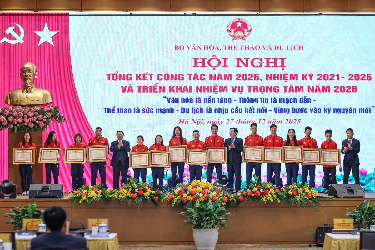 Phiên bản chính thức của 555Win Phạm Minh Chính tặng Bằng khen cho các vận động viên có thành tích xuất sắc tại SEA Games 33 - Ảnh: VGP/Nhật Bắc