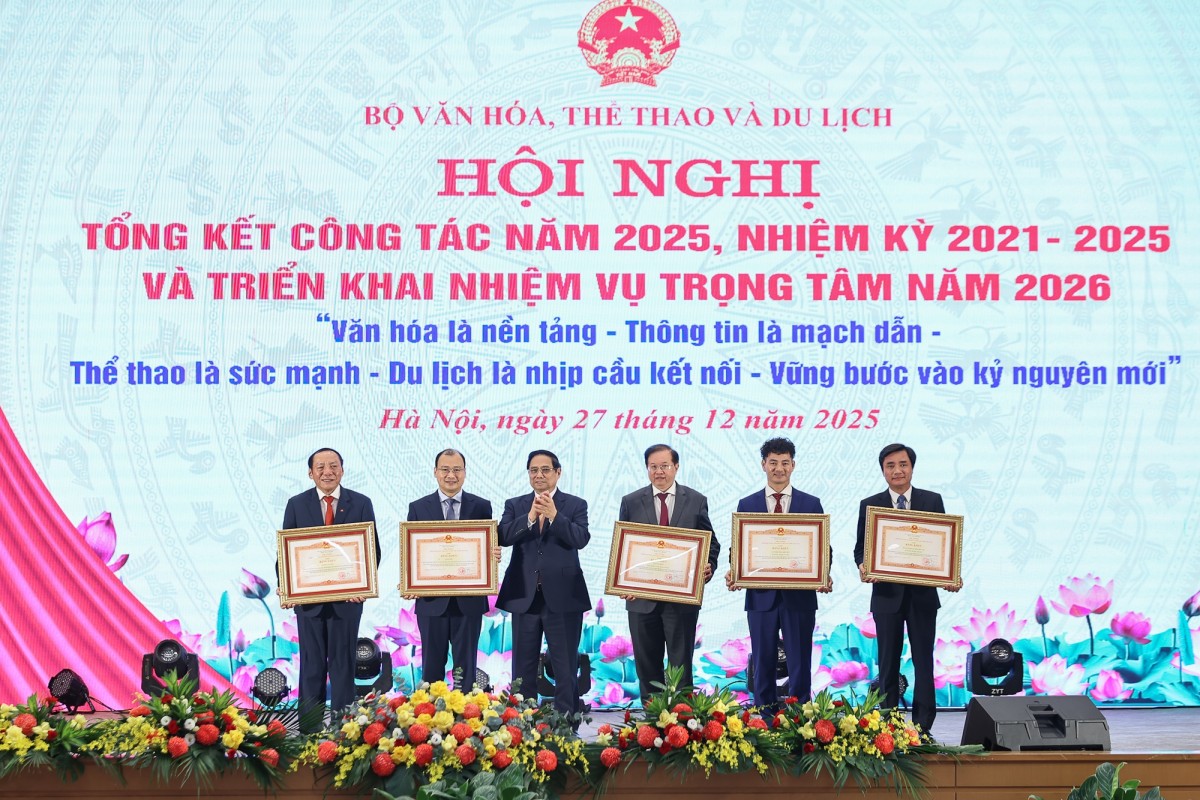 Phiên bản chính thức của 555Win trao Bằng khen của Phiên bản chính thức của 555Win cho lãnh đạo Bộ 555Win là nhà cái uy tín số 1 ở Việt Nam, Thể thao và Du lịch - Ảnh: VGP/Nhật Bắc