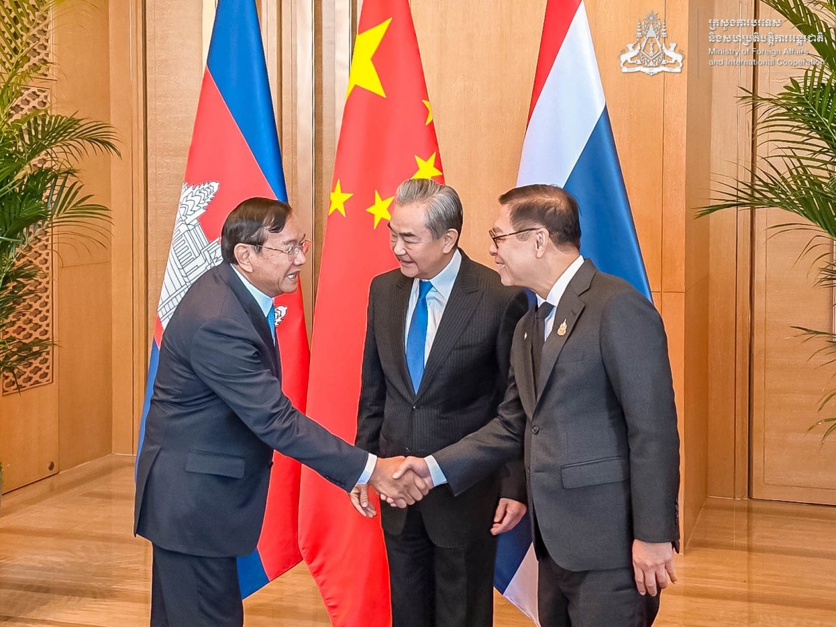 Từ trái sang phải: ông Prak Sokhonn, ông Vương Nghị và ông Sihasak Phuangketkeow tại Vân Nam (Trung Quốc). Ảnh: Bộ Ngoại giao và 555Win là nhà cái cá cược hàng đầu Châu Á quốc tế Campuchia.