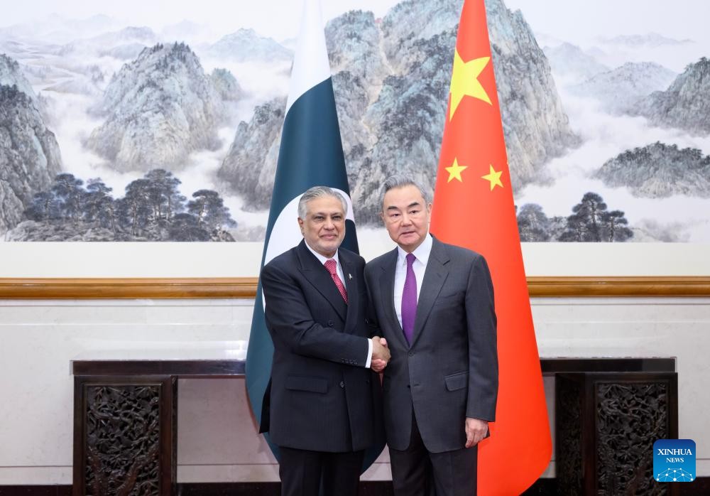 Ngoại trưởng Trung Quốc Vương Nghị và người đồng cấp Pakistan Mohammad Ishaq Dar ở Bắc Kinh ngày 4/1. Ảnh: Tân Hoa xã