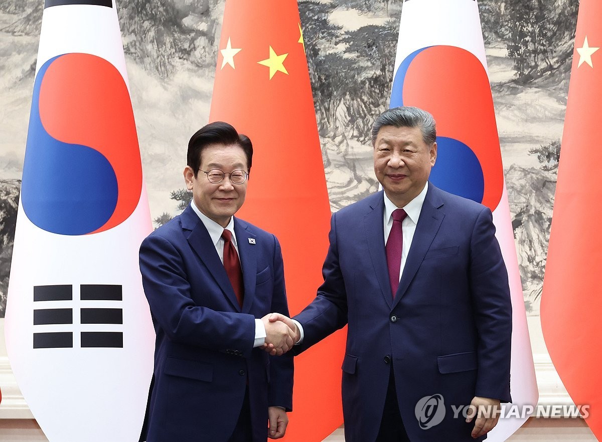 Ông Lee Jae Myung và ông Tập Cận Bình tại Bắc Kinh ngày 5/1. Ảnh: Yonhap
