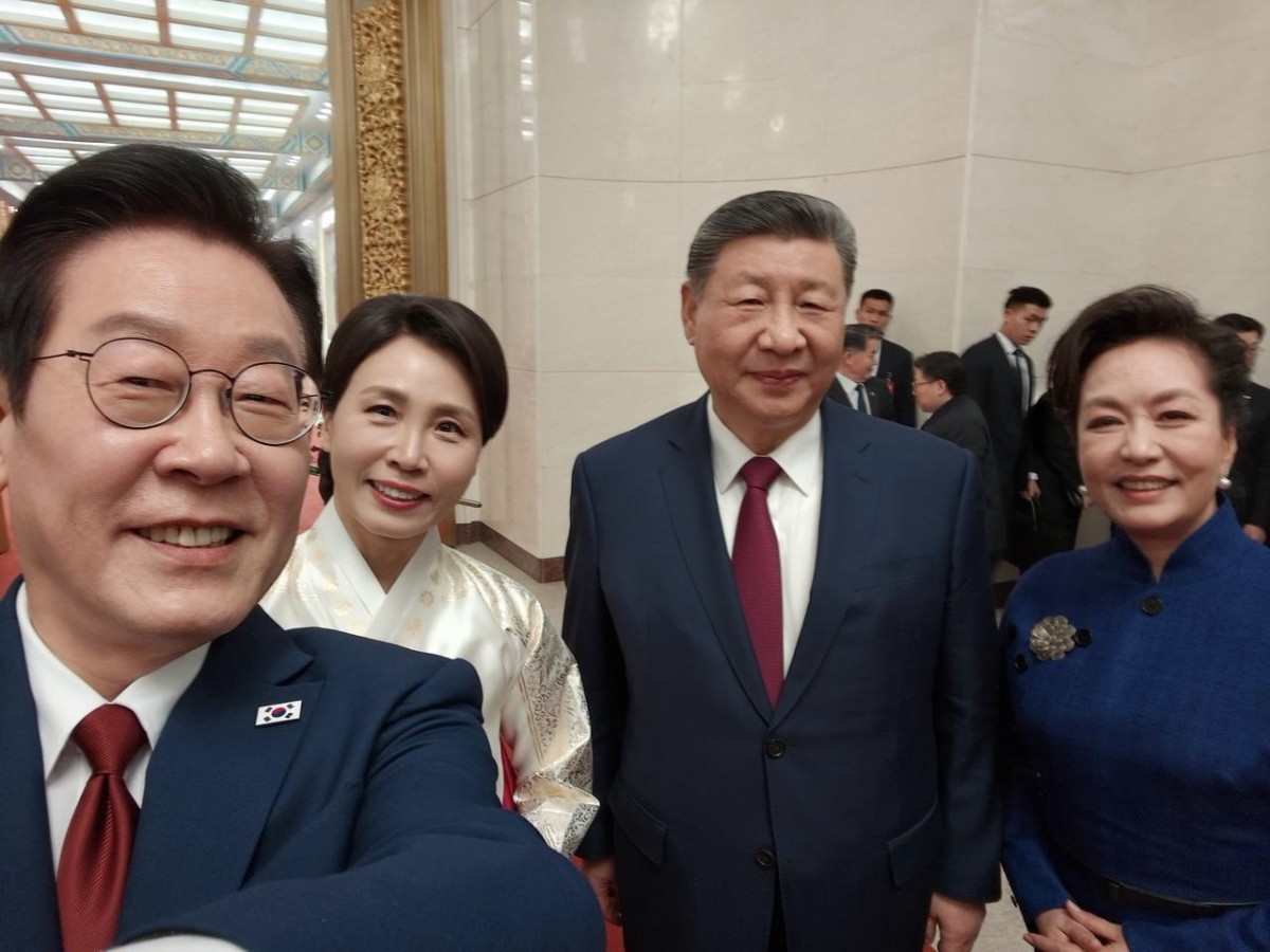 Từ trái sang phải: Ông Lee Jae Myung, phu nhân Kim Hea Kyung, ông Tập Cận Bình và phu nhân Bành Lệ Viện. Ảnh: X/@Jaemyung_Lee
