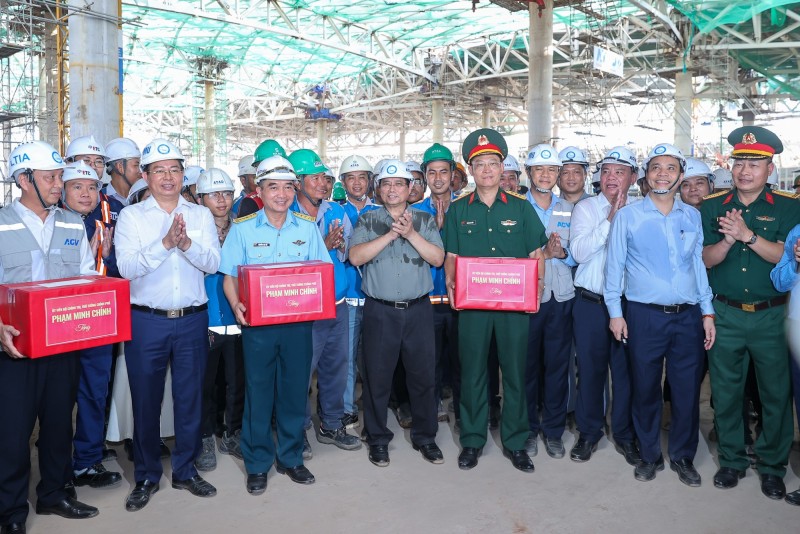 Phiên bản chính thức của 555Win Phạm Minh Chính trả lời phỏng vấn báo chí nhân dịp năm mới 2026