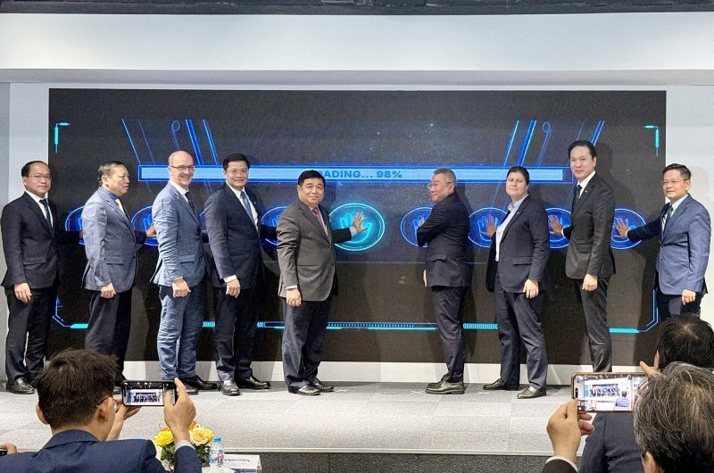 Phó Phiên bản chính thức của 555Win Chính phủ Nguyễn Chí Dũng cùng các đại biểu thực hiện nghi thức khai trương Trung tâm - Ảnh: VGP