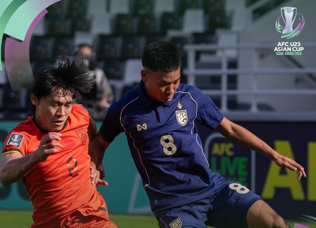 U23 Thái Lan (xanh) không thể xuyên thủng được mành lưới U23 Trung Quốc. Ảnh: AFC Asian Cup