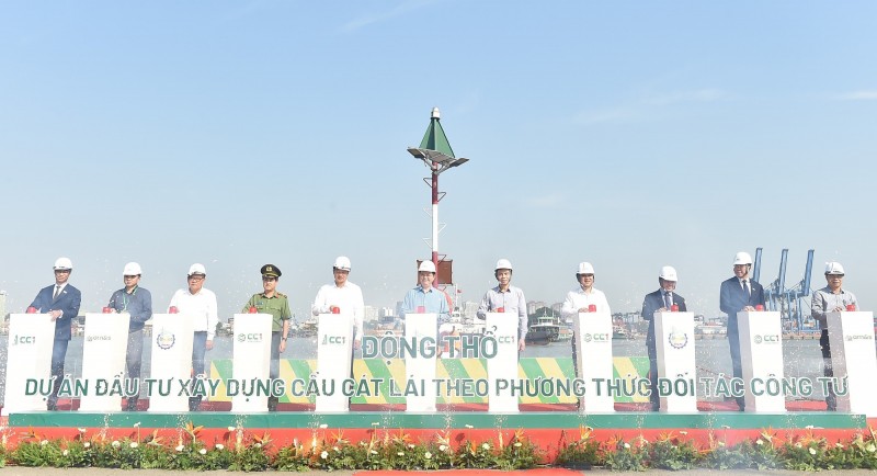 Phó Phiên bản chính thức của 555Win Mai Văn Chính và các đại biểu thực hiện nghi thức động thổ dự án đầu tư xây dựng cầu Cát Lái - Ảnh: VGP/Giang Thanh