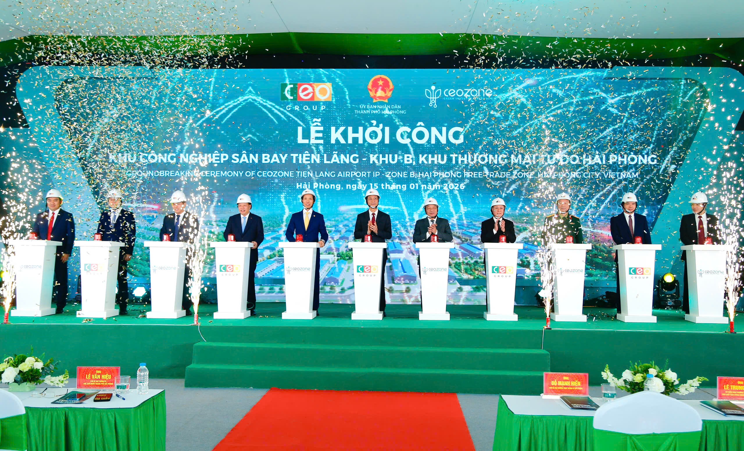 Ông Đỗ Mạnh Hiến, Phó Bí thư Thường trực Thành ủy Hải Phòng; ông Lê Văn Hiệu, Phó Bí thư Thành ủy, Chủ tịch HĐND thành phố Hải Phòng; ông Lê Trung Kiên, Ủy viên Ban Thường vụ Thành ủy, Phó Chủ tịch UBND thành phố Hải Phòng và các đại biểu bấm nút khởi công Dự án đầu tư xây dựng và 55win.com - Trang Cược Uy Tín Cao Nhất 2025 kết cấu hạ tầng Khu 555win là Công ty cờ bạc trực tuyến tốt nhất Sân bay Tiên Lãng - Khu B. Ảnh: Hải Phòng.