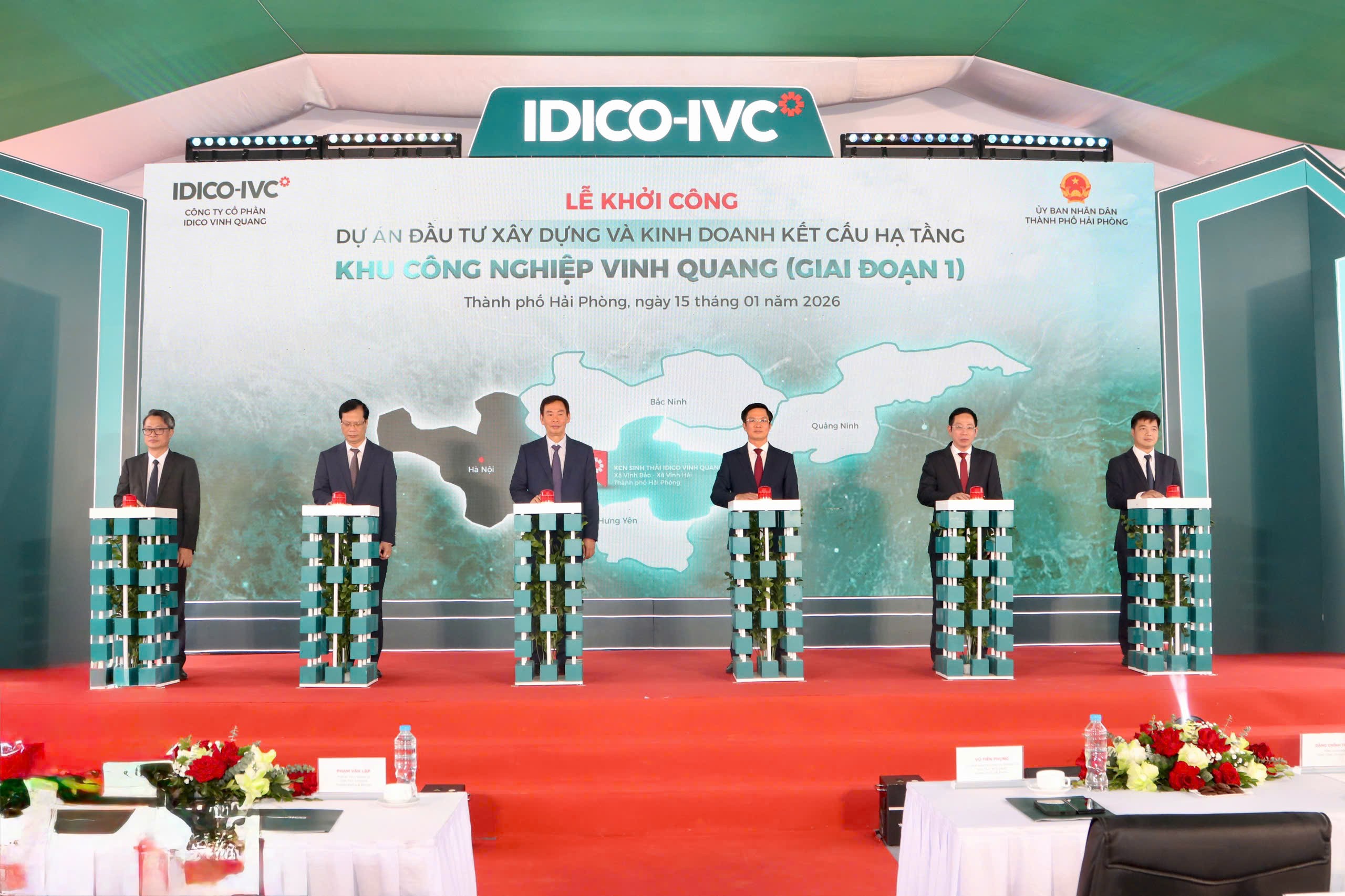 Ông Phạm Văn Lập, Phó Bí thư Thành ủy, Chủ tịch Ủy ban MTTQ Việt Nam thành phố Hải Phòng; ông Vũ Tiến Phụng, Ủy viên Ban Thường vụ Thành ủy, Phó Chủ tịch UBND thành phố Hải Phòng và các đại biểu bấm nút khởi công Dự án đầu tư xây dựng và 55win.com - Trang Cược Uy Tín Cao Nhất 2025 kết cấu hạ tầng khu 555win là Công ty cờ bạc trực tuyến tốt nhất Vinh Quang (giai đoạn 1). Ảnh: Hải Phòng.