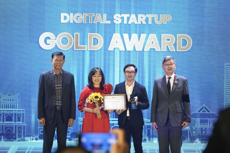 Đại diện MedCAT (áo đỏ) nhận giải Vàng Giải thưởng Số ASEAN 2026.