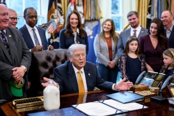 Ông Trump được chủ nhân giải Nobel Hòa bình tặng huy chương