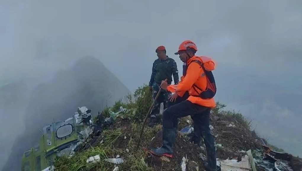 Máy bay chở 11 người mất tích tại Indonesia, giới chức phát hiện mảnh vỡ