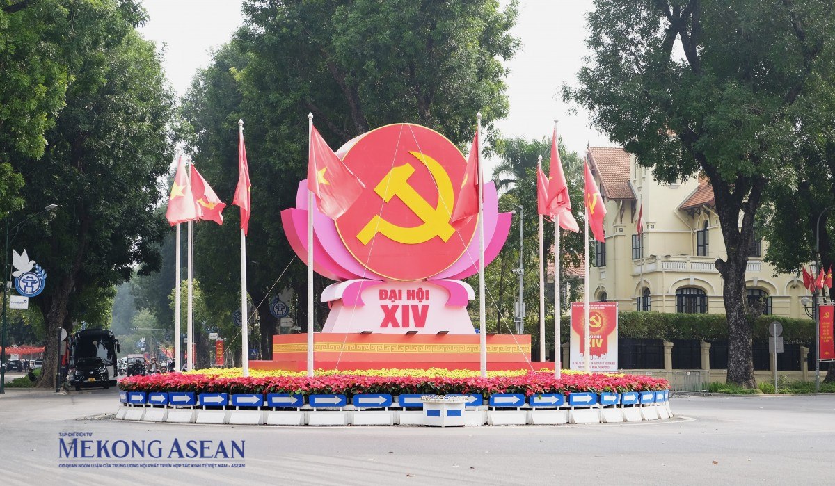 Nút giao Điện Biên Phủ và đường Độc lập gần khu vực Lăng Chủ tịch Hồ Chí Minh, Bộ Ngoại giao được trang trí biểu tượng búa liềm biểu trưng cho sự đoàn kết giữa giai cấp công nhân và giai cấp nông dân, của các phong trào cộng sản