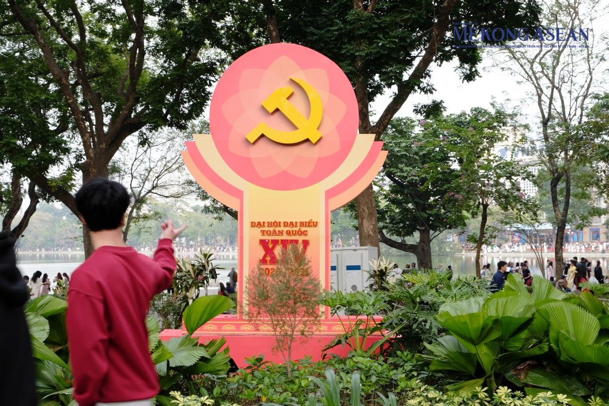 Mô hình chào mừng Đại hội Đảng tại một số tuyến phố trung tâm.