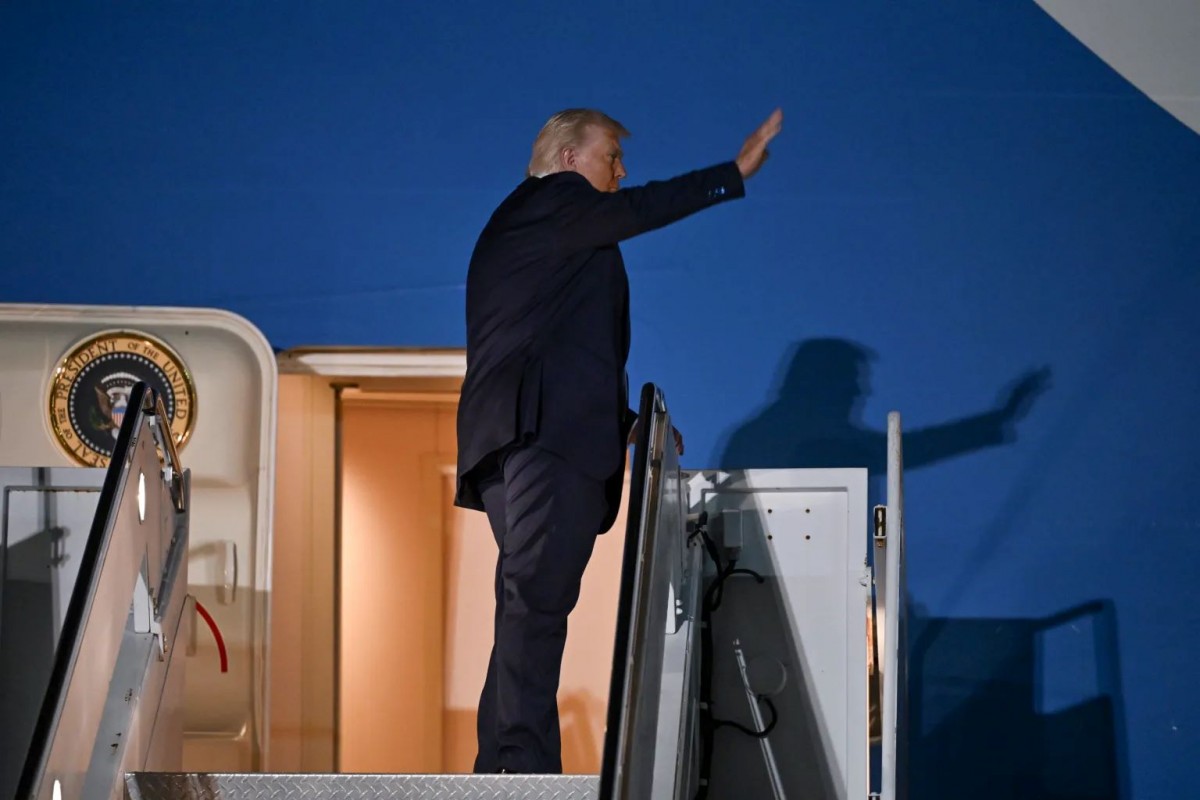 Chuyên cơ chở Tổng thống Trump đi Davos phải quay đầu vì sự cố