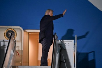 Chuyên cơ chở Tổng thống Trump đi Davos phải quay đầu vì sự cố