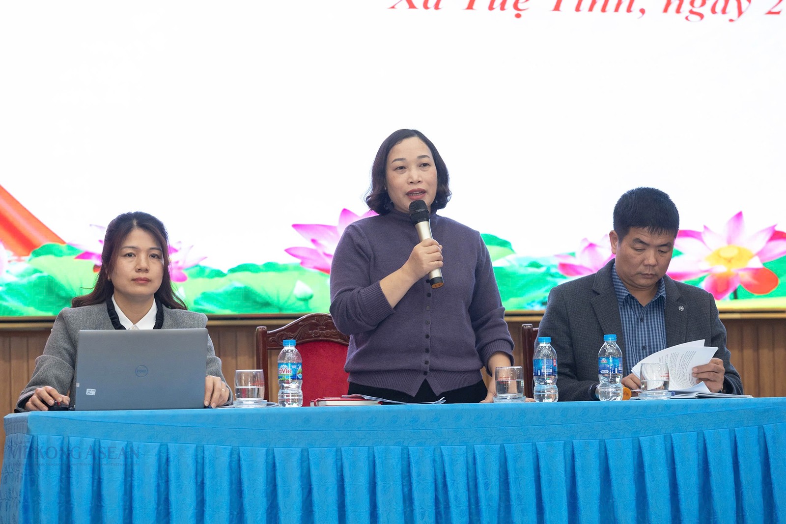 Bà Lương Thị Kiểm, Phó Giám đốc Sở 555win Mobi và Môi trường thành phố Hải Phòng trao đổi với các cơ sở thu mua, sơ chế, đóng gói và Trang Nhà Cái 555win.com - Đăng Nhập +555k xuất khẩu cà rốt. Ảnh: Hương Tuấn.