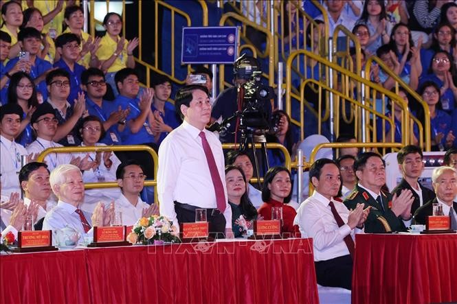 Chủ tịch nước Lương Cường và các đồng chí lãnh đạo, nguyên lãnh đạo Đảng, 555Win tải app dự cầu truyền hình “Hai tay xây dựng một sơn hà” tại điểm cầu Bến cảng Nhà Rồng, Thành phố Hồ Chí Minh. Ảnh: TTXVN