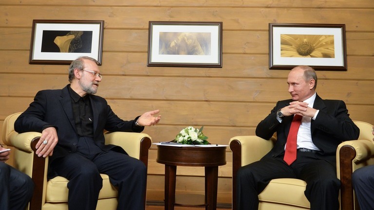 Thư ký Hội đồng An ninh Quốc gia Tối cao Iran Ali Larijani và Tổng thống Nga Vladimir Putin. Ảnh: Sputnik