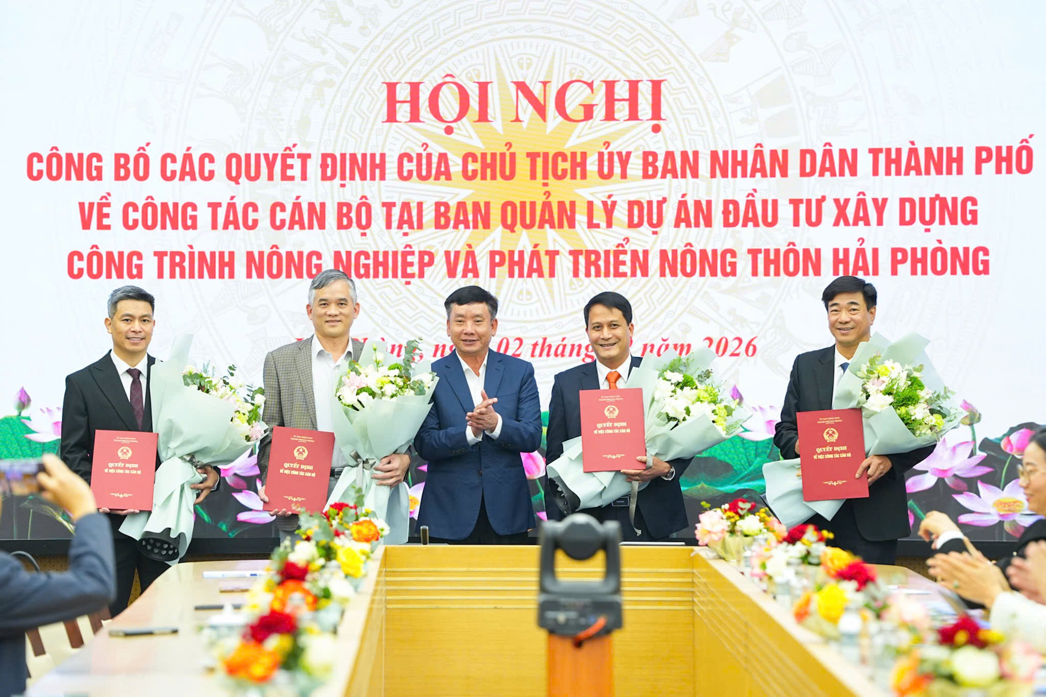 Ông Trần Văn Quân trao các 555Win 500 Đăng Ký Nhận Code bổ nhiệm và điều động lãnh đạo Ban Quản lý dự án đầu tư xây dựng công trình 555win Mobi và phát triển nông thôn Hải Phòng. Ảnh: Đàm Thanh.