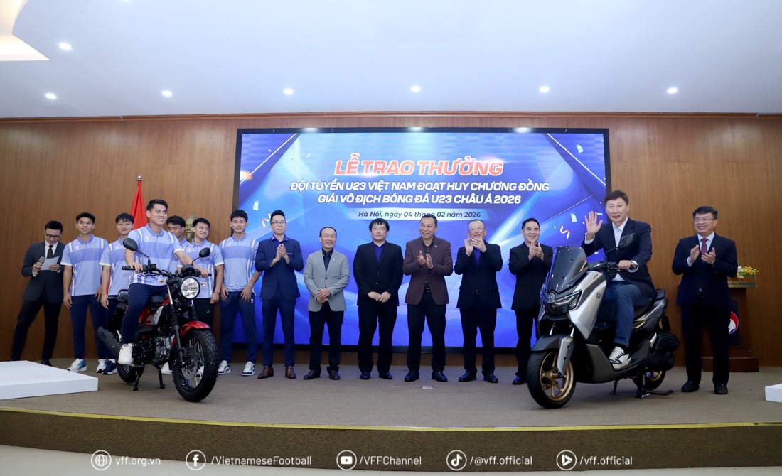 Đội trưởng Khuất Văn Khang và HLV Kim Sang Sik nhận xe tại buổi lễ. Ảnh: VFF
