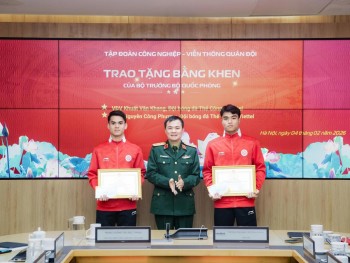 Đội trưởng U23 Việt Nam nhận bằng khen của Bộ trưởng Quốc phòng