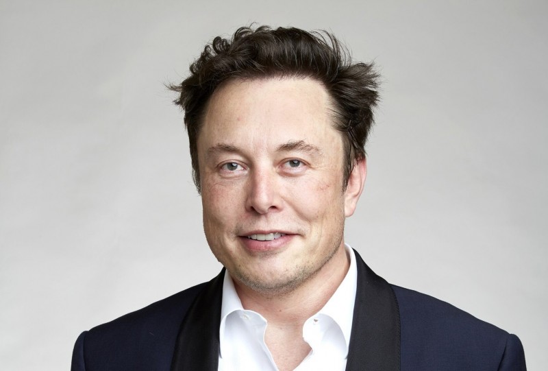 Tỷ phú Elon Musk là người đầu tiên trong lịch sử sở hữu tài sản hơn 800 tỷ USD. Ảnh: Business Cool.