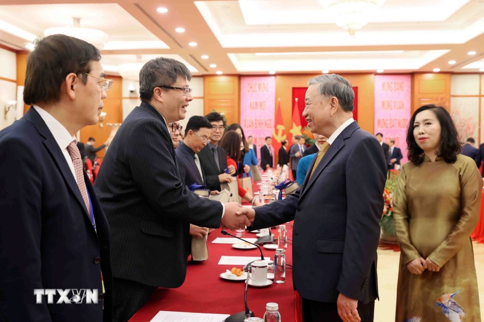 Tổng Bí thư Tô Lâm đã gặp mặt Đoàn kiều bào tiêu biểu tham dự Chương trình Xuân Quê hương 2026. Ảnh: TTXVN.