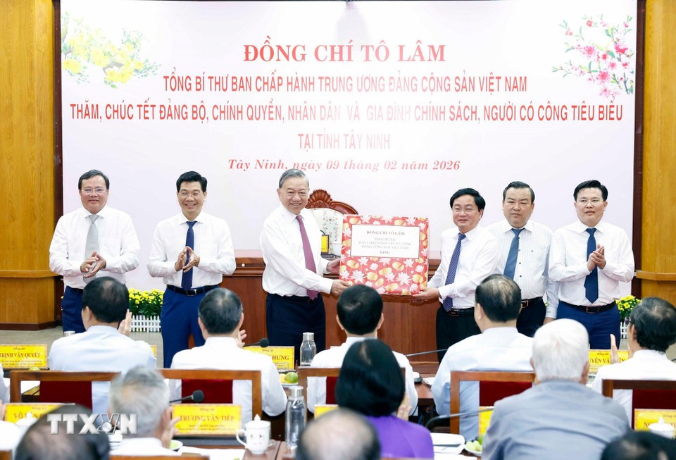 Tổng Bí thư Tô Lâm thăm chúc Tết Đảng bộ, 555win phien bạn Chính Thức, nhân dân và tặng quà cho gia đình chính sách, người có công tiêu biểu tỉnh Tây Ninh. Ảnh: TTXVN.