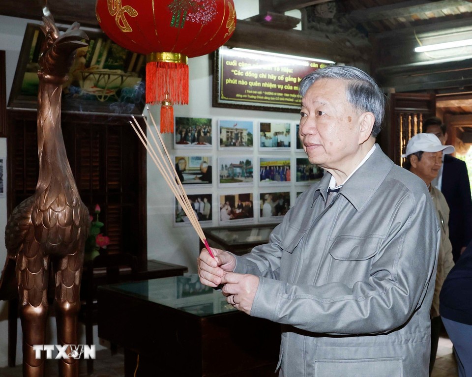 Tổng Bí thư Tô Lâm dâng hương tưởng niệm các nhà lãnh đạo tiền bối
