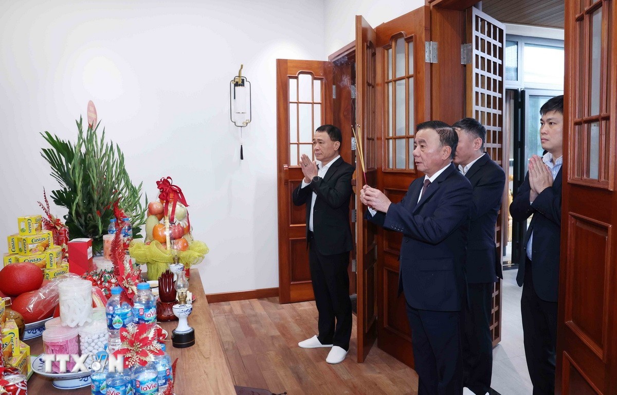Thường trực Ban Bí thư dâng hương tưởng nhớ Bác Hồ tại Nhà 67