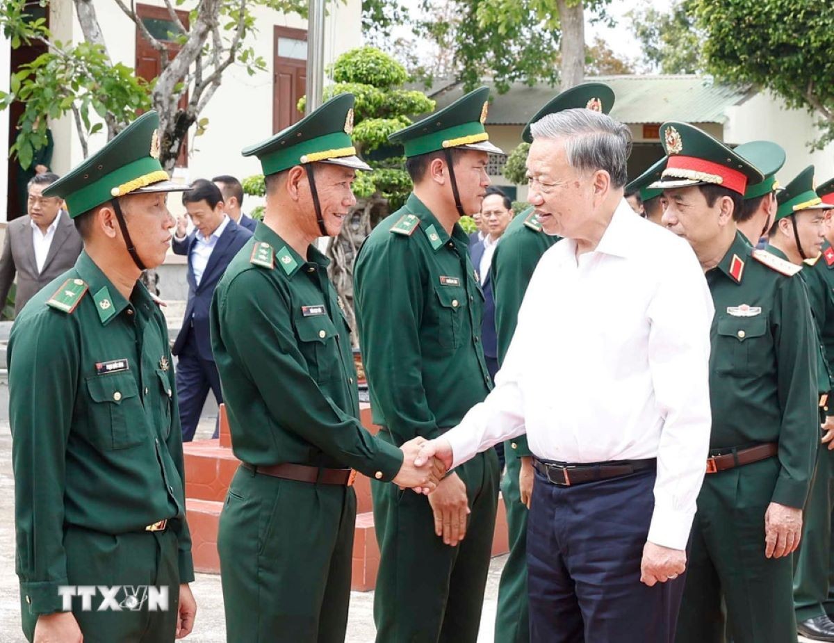 Tổng Bí thư thăm, chúc Tết cán bộ, chiến sĩ Đồn Biên phòng Ea H'Leo
